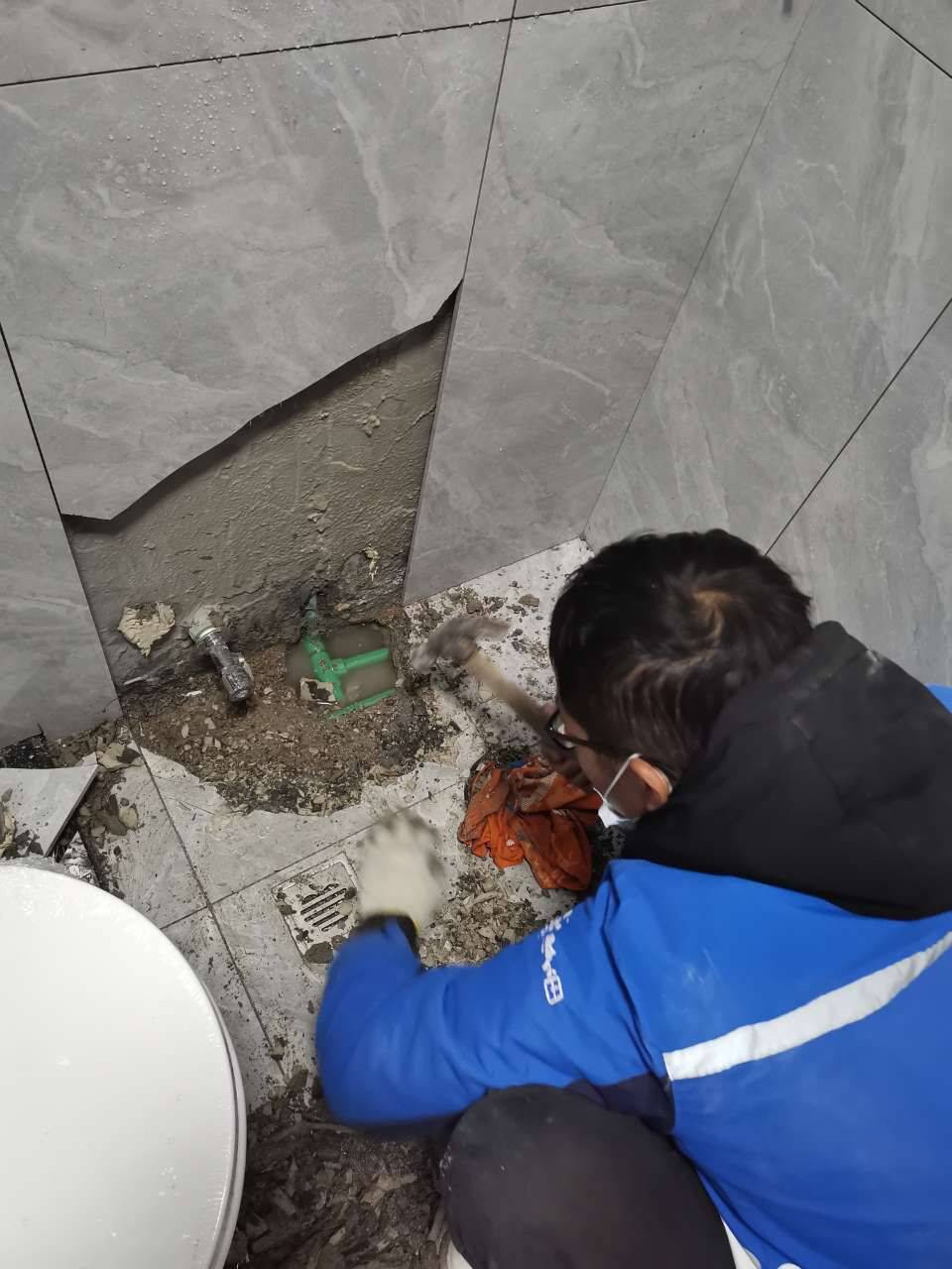 啄木鸟家庭维修师傅上门维修厕所地砖下水管漏水