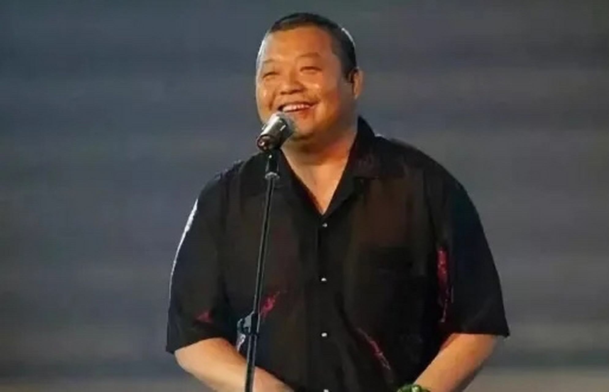 成龙为了解决冲突,就请臧天朔到一家豪华餐厅吃饭,不料臧天朔直接把