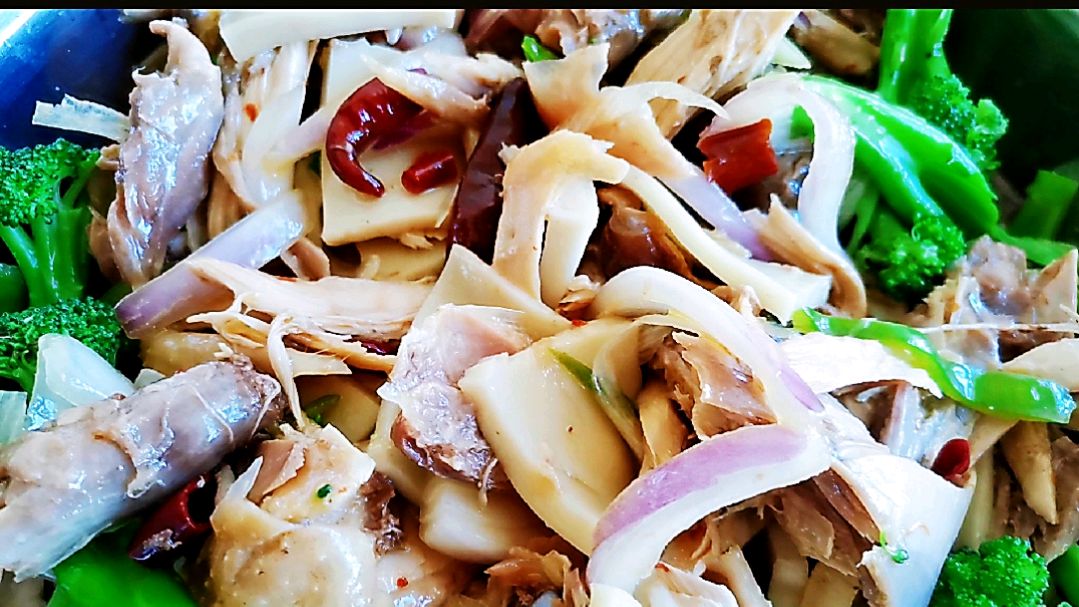 椒麻鸡味道不错,拌上西兰花和皮带面麻麻辣辣的太好吃了!