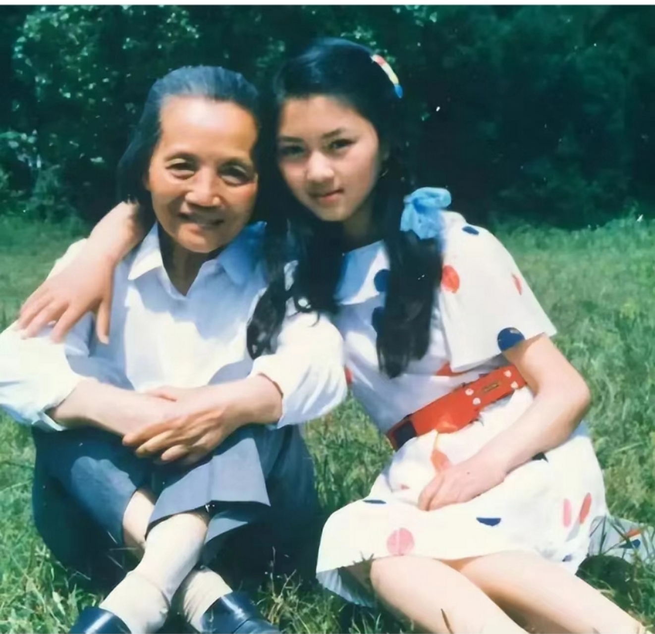 少女时期的田海蓉与外婆合影,她小时候非常善良,脸庞圆润,面容稚嫩,一