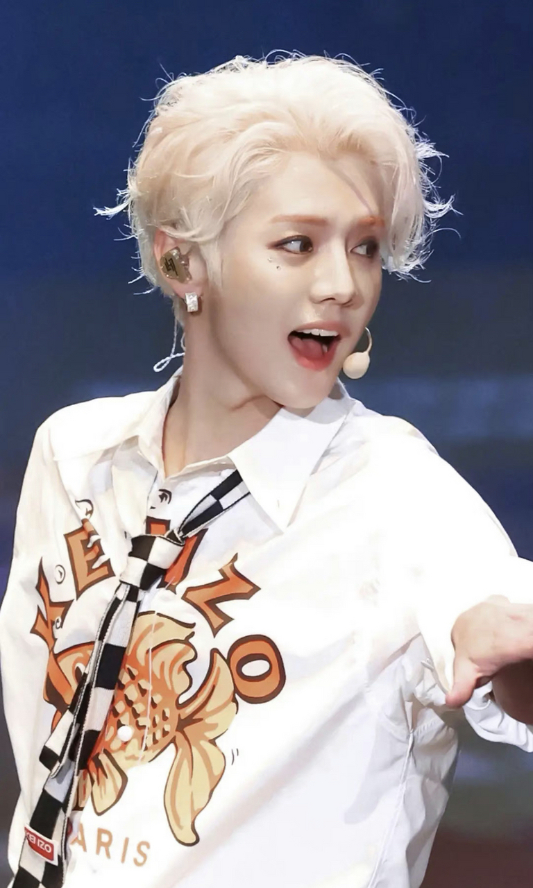 三大男顶流鹿晗,肖战,李现银发,所以银色是不是特别显白?