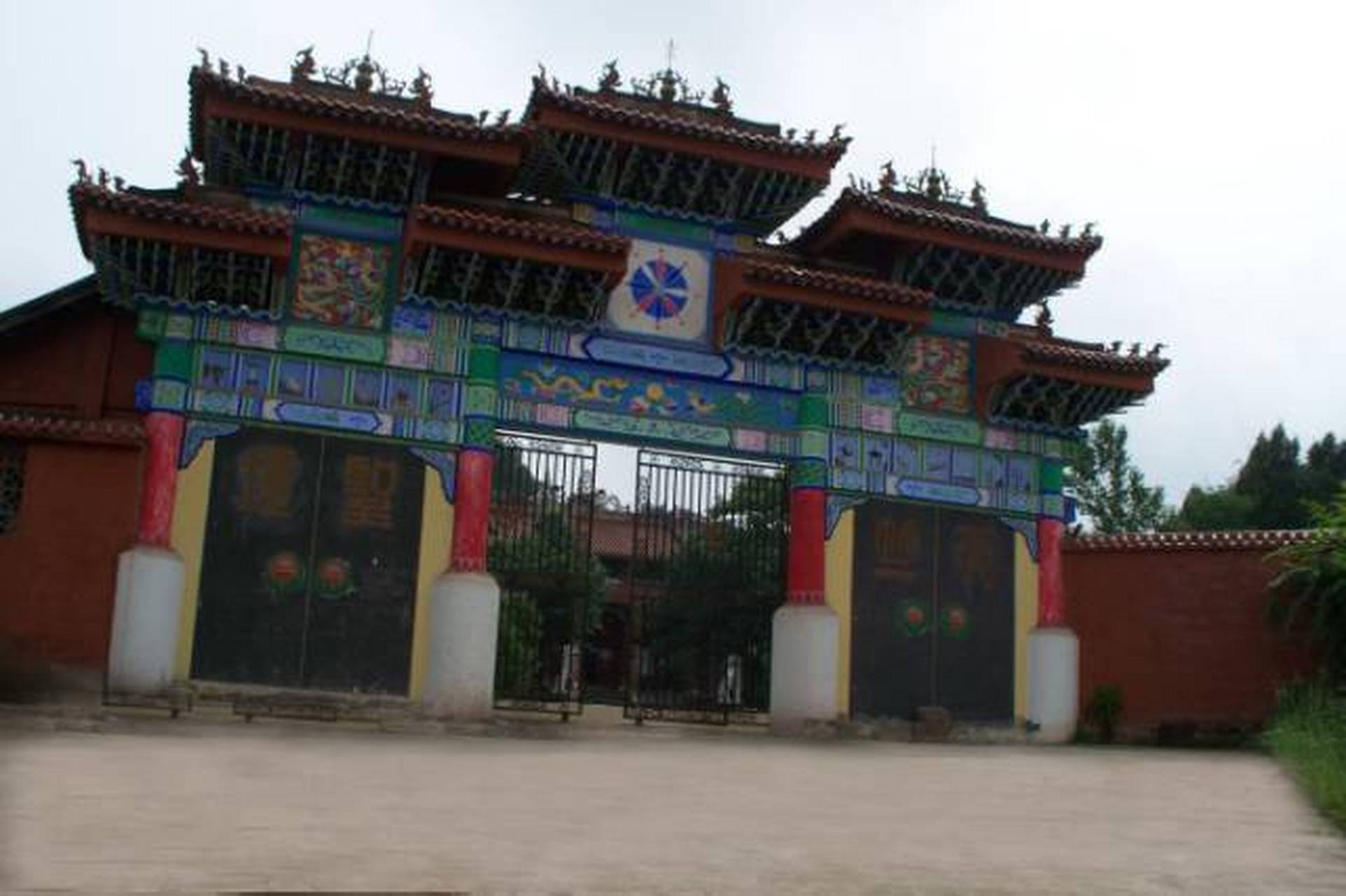 天竺寺位于四川乐至县城北天池镇1公里之娑婆山上遍山桤柏相间,草绿