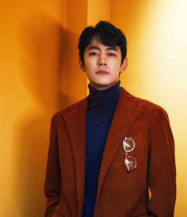 纪凌尘与现任女友同框,两人穿情侣装秀恩爱,网友:还是阚清子美