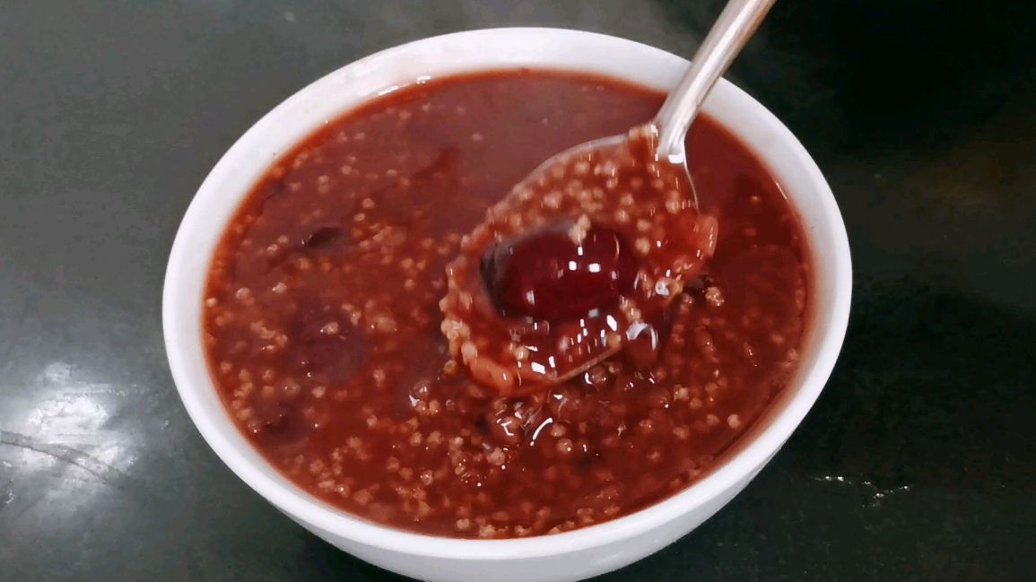 红豆粥这样煮,色泽红亮,香甜软糯,清晨煮一碗暖胃又养颜