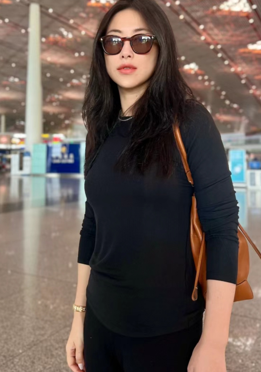 朱珠一身黑衣走机场,脚上还穿着人字拖鞋,有种低调又放松的感觉.