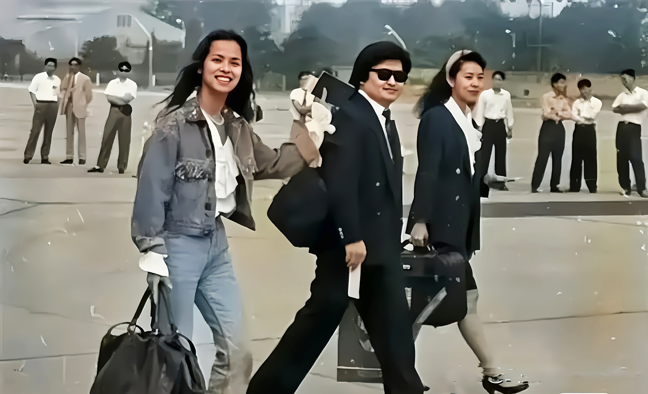 老照片:c位刘欢与2位美女歌手一同去赶场,韦唯笑着挥手打招呼,另一位