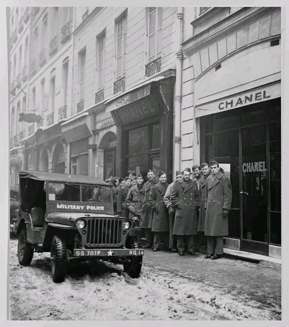 1945年,美国大兵在法国巴黎康朋街31号香奈儿专卖店门前排队,等着购买