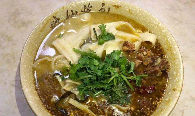 郑州老字号的烩面馆,一碗烩面15块钱天天排队,从早到晚人不断
