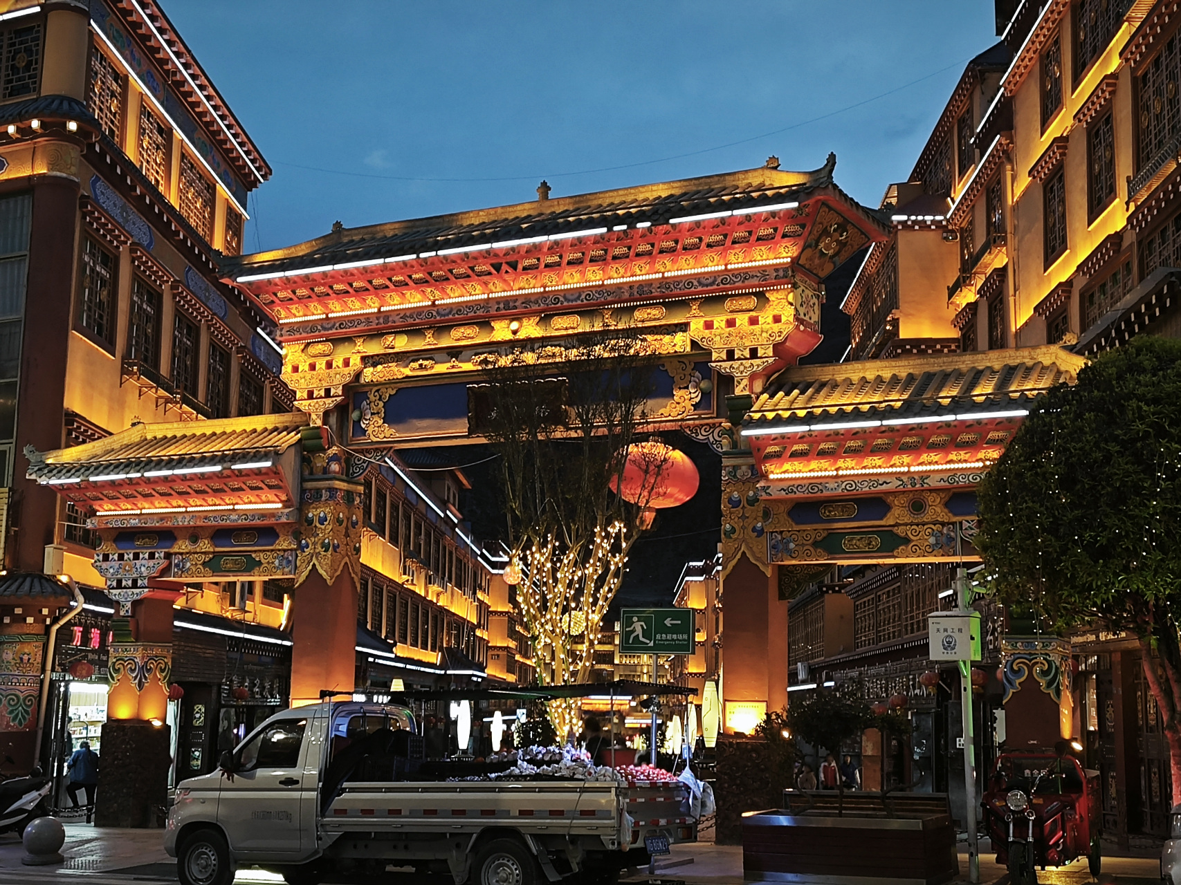 旅行#西藏东大门 巴塘随手一拍就是美景,夜景很赞,浓郁的民族风情!