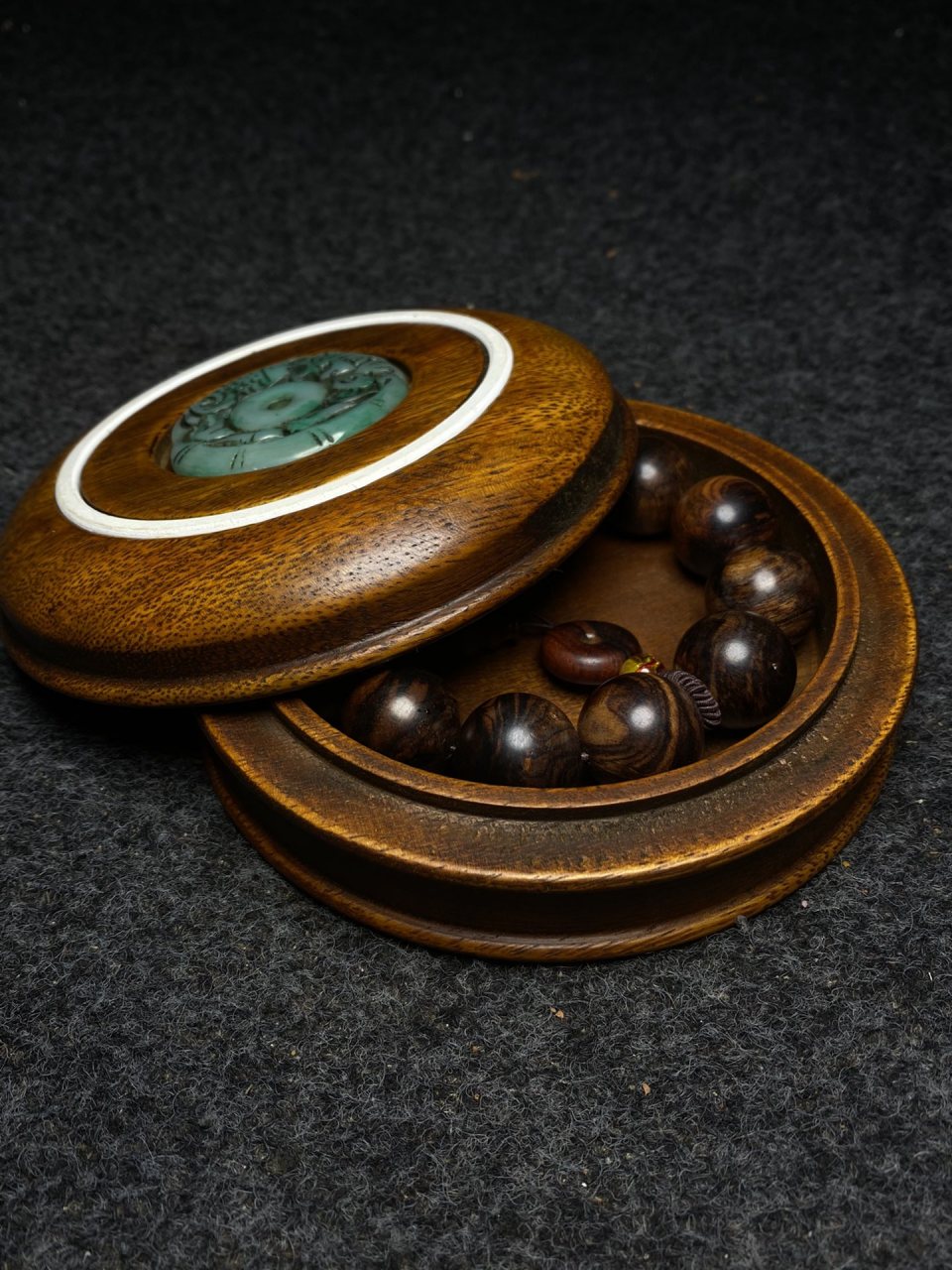 花梨木镶嵌玉石收藏盒 内放沉香手串 手串尺寸:直径2厘米 盒子尺寸