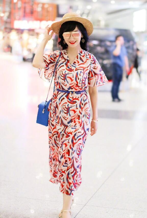 张雅芝身穿翠花裙,气质这一块真没得说,64岁的她一点也不显老