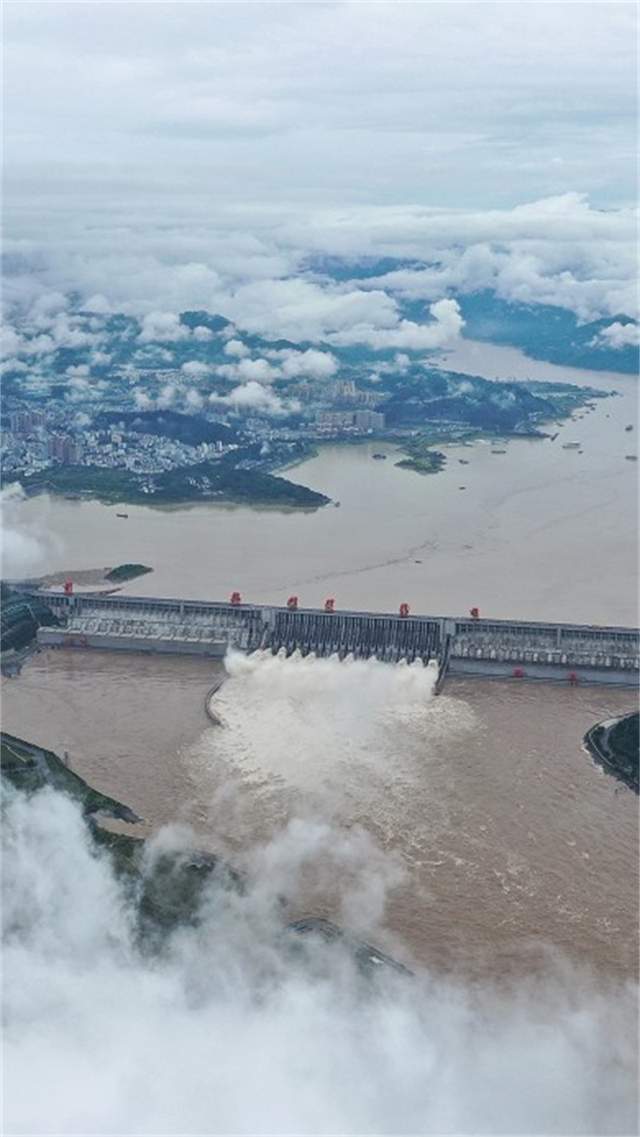 三峽大壩11孔洩洪