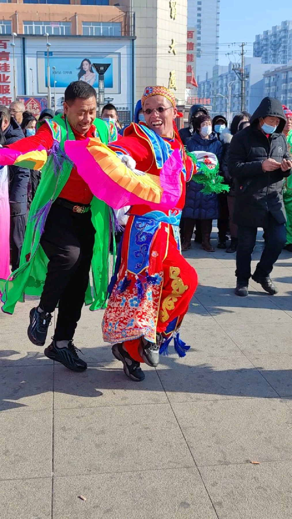 这哥俩东北大秧歌扭得带劲不?