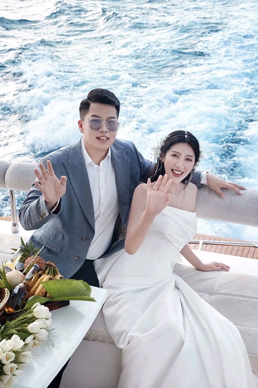 麦小登的婚纱照拍得好像杂志风,每一张都很美,每一张都是大片的感觉.