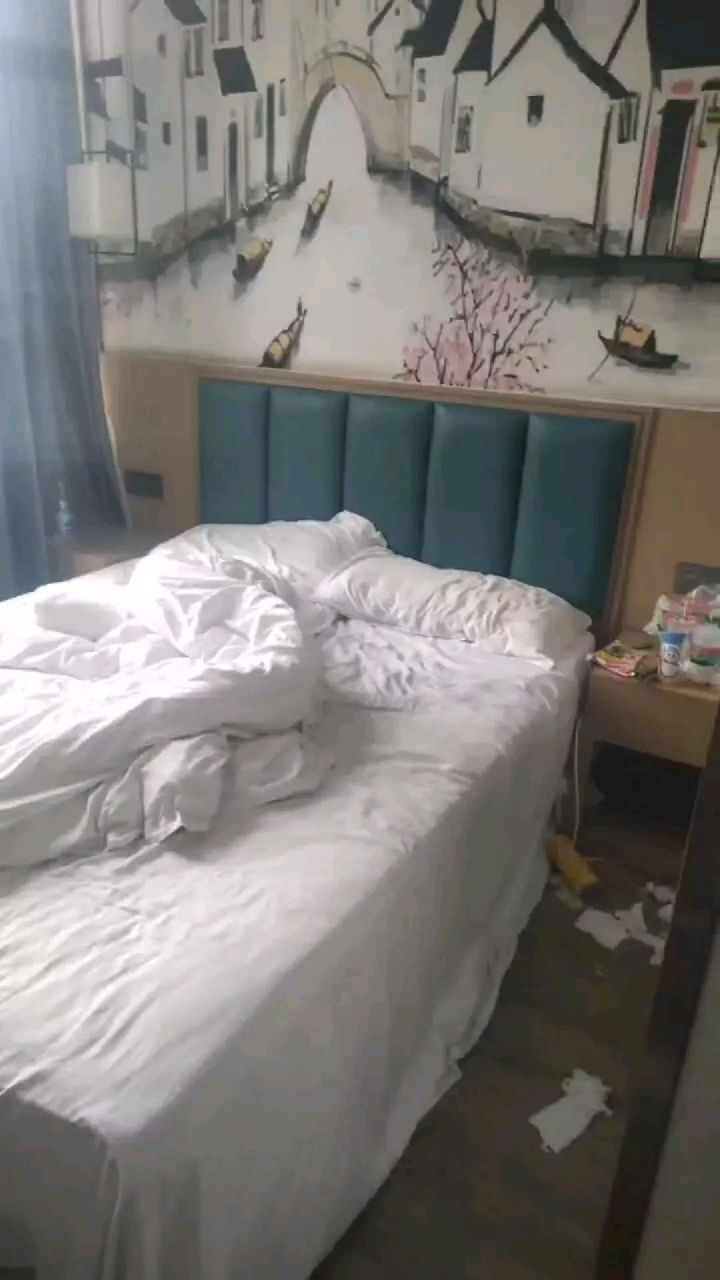 下午酒店来了一对开钟点房的男女,男的高大魁梧,女的身材苗条,年纪都