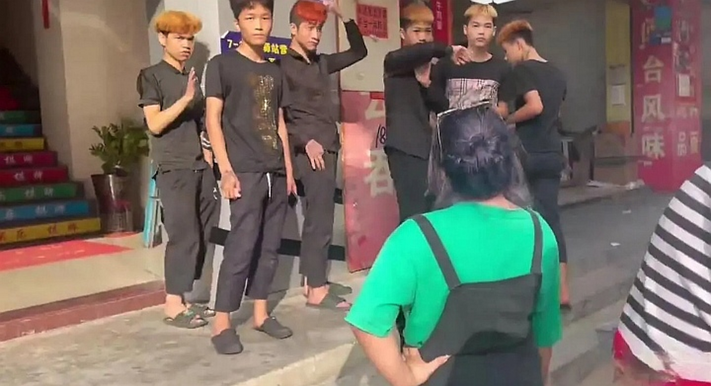 十个人连两瓶啤酒钱都凑不出来,他们是怎么生活的呢?