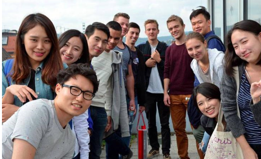 不公平!在华留学生私生活混乱,却有陪读还能拿高额奖学金