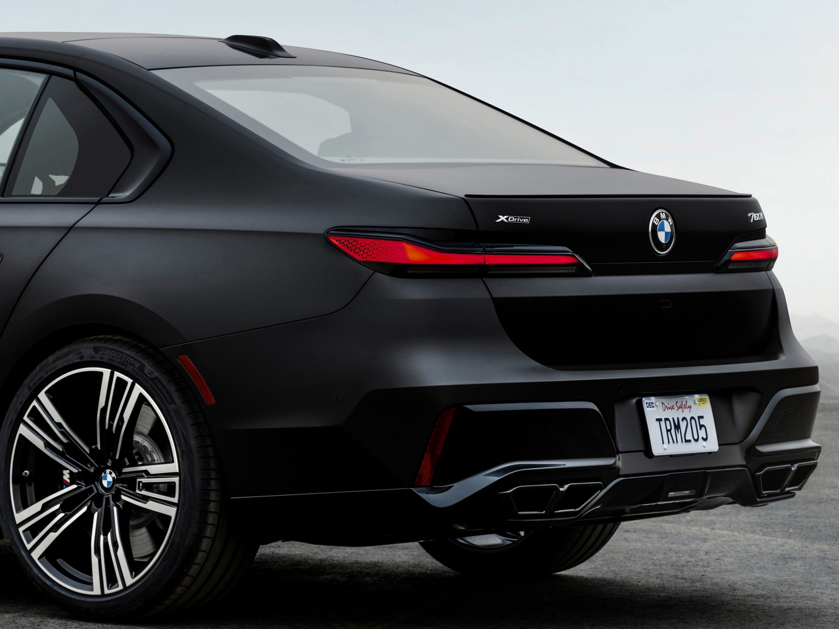 全新宝马7系黑武士版,黑色哑光车身和犀利的红色车尾灯使整个车显得