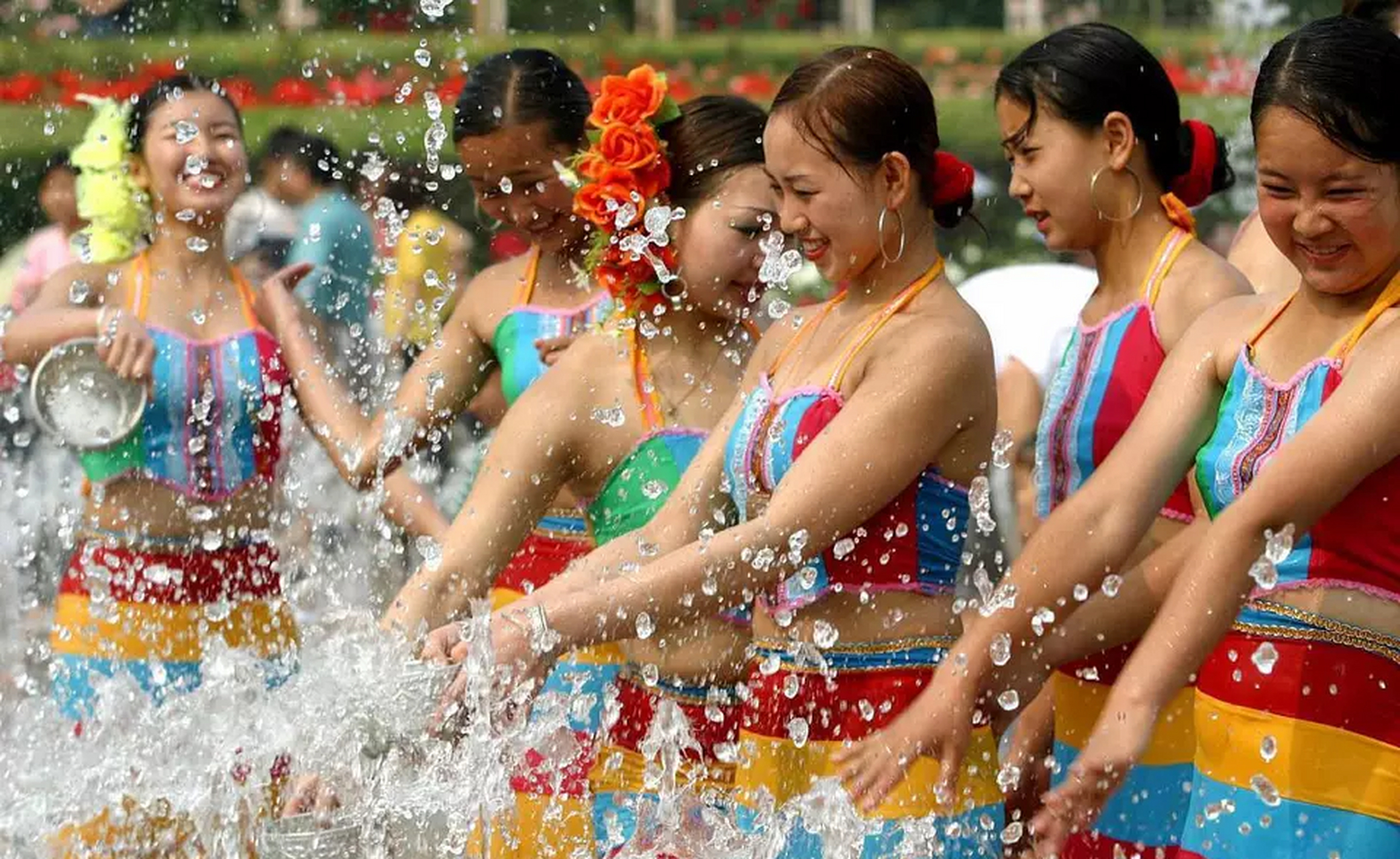 瑞丽泼水节图片