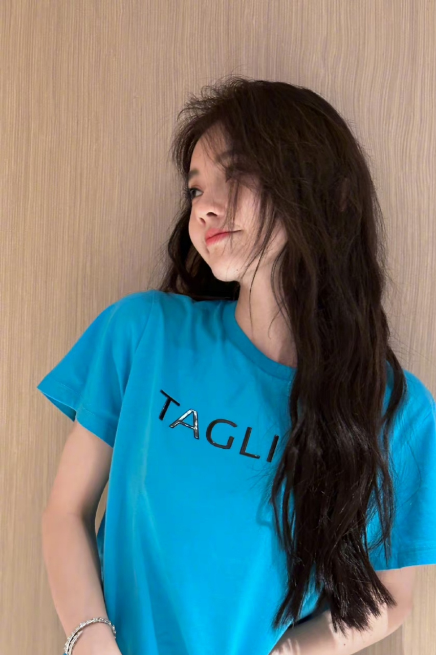 好久不见冯提莫,她的头发养得这么长了,几张生活照感觉特别像鞠婧祎