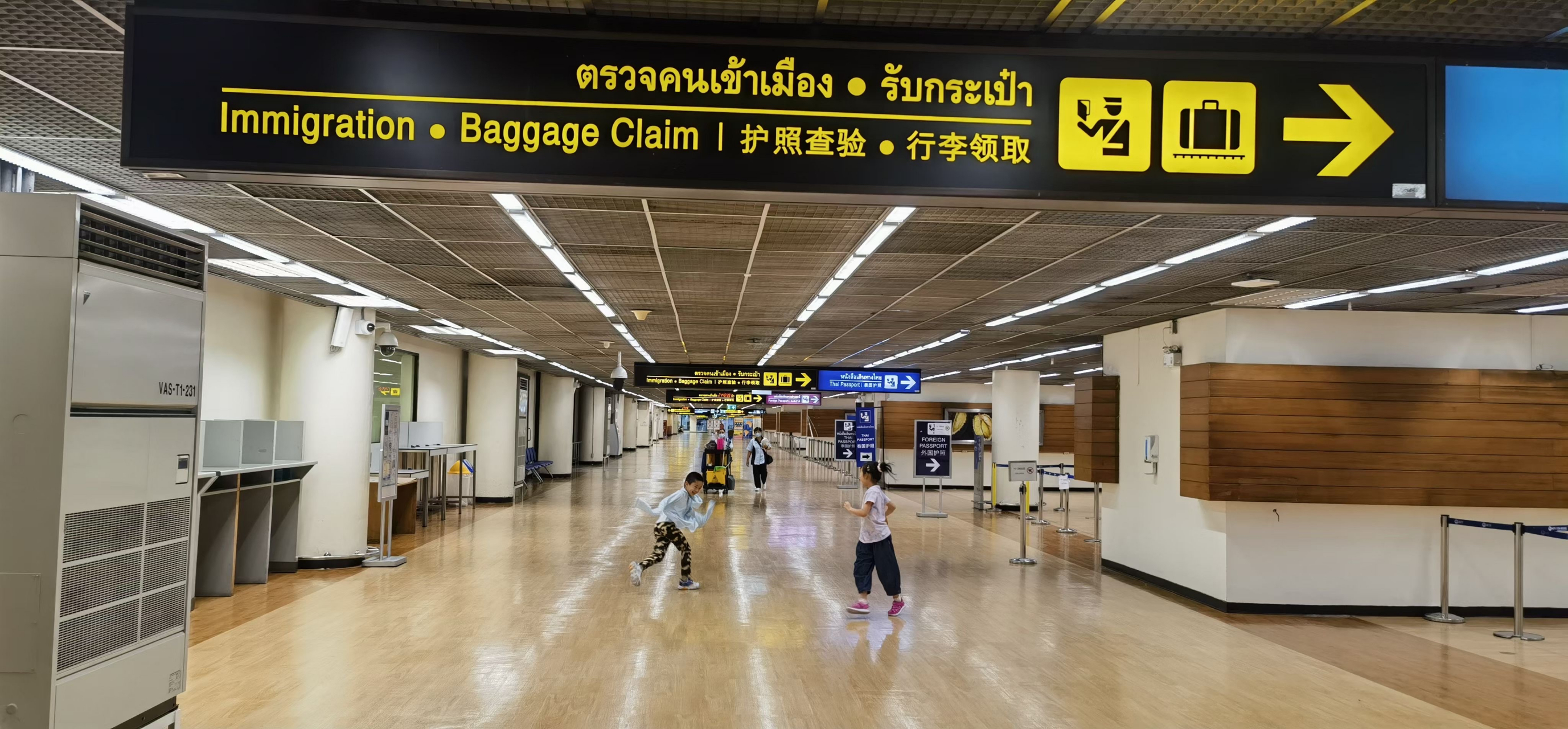 泰国机场工作人员说中文了[笑哭]