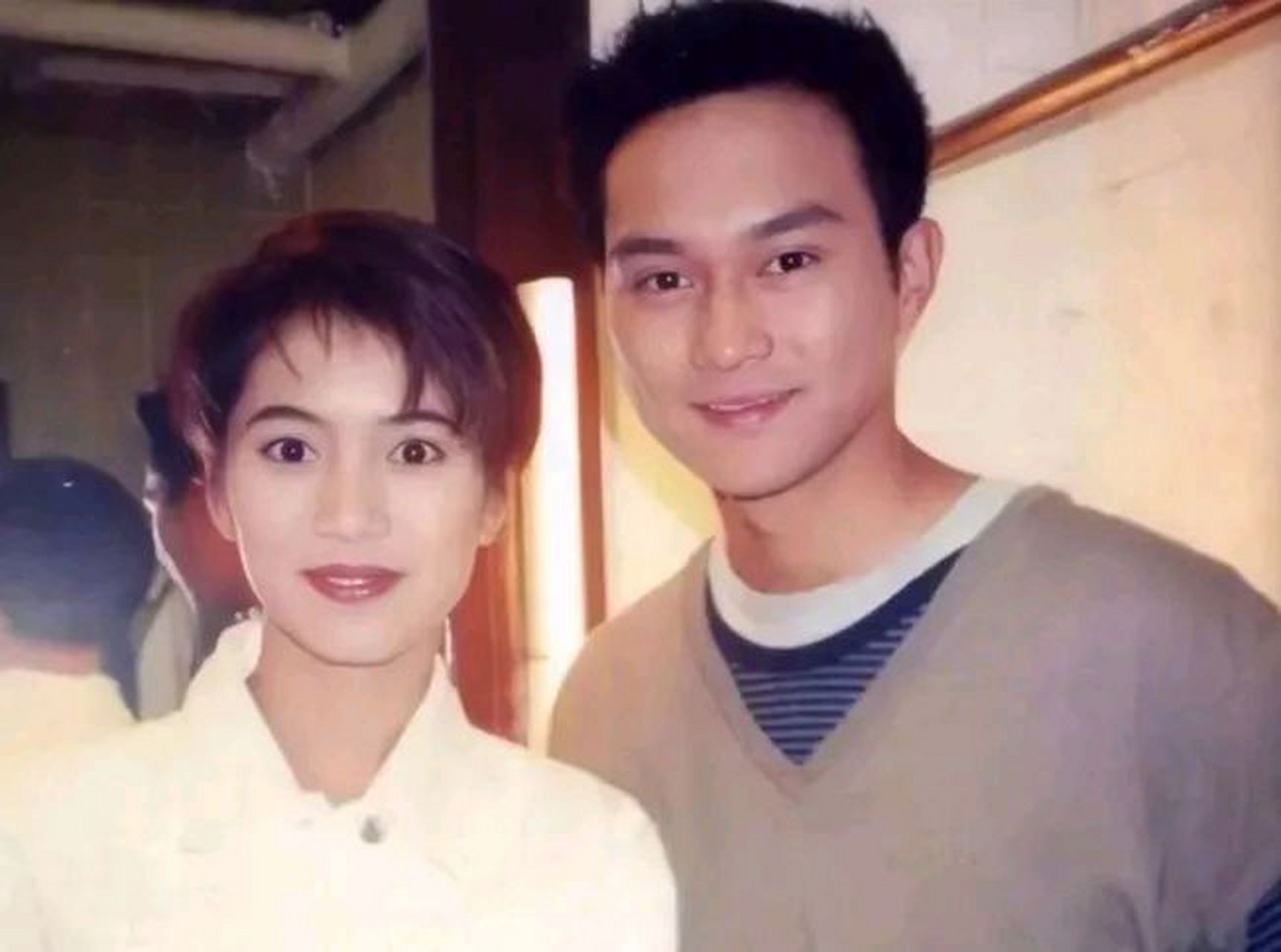 2001年,张智霖与袁咏仪新婚当天,张智霖突然接到罗兆辉的电话:你老婆