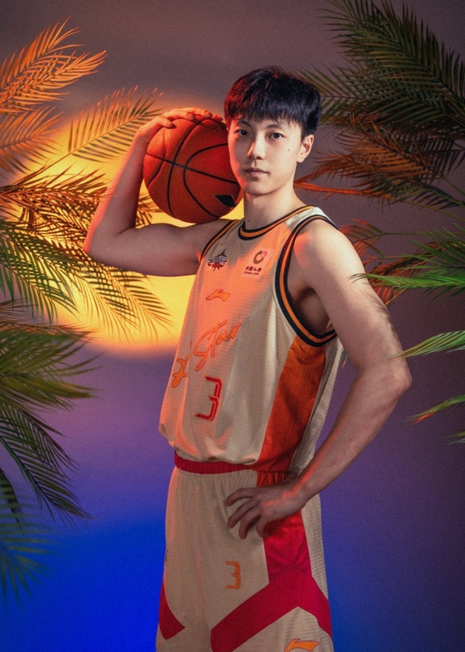 cba,广东男篮的胡明轩,这张图片,不错呀![比心][比心] #cba