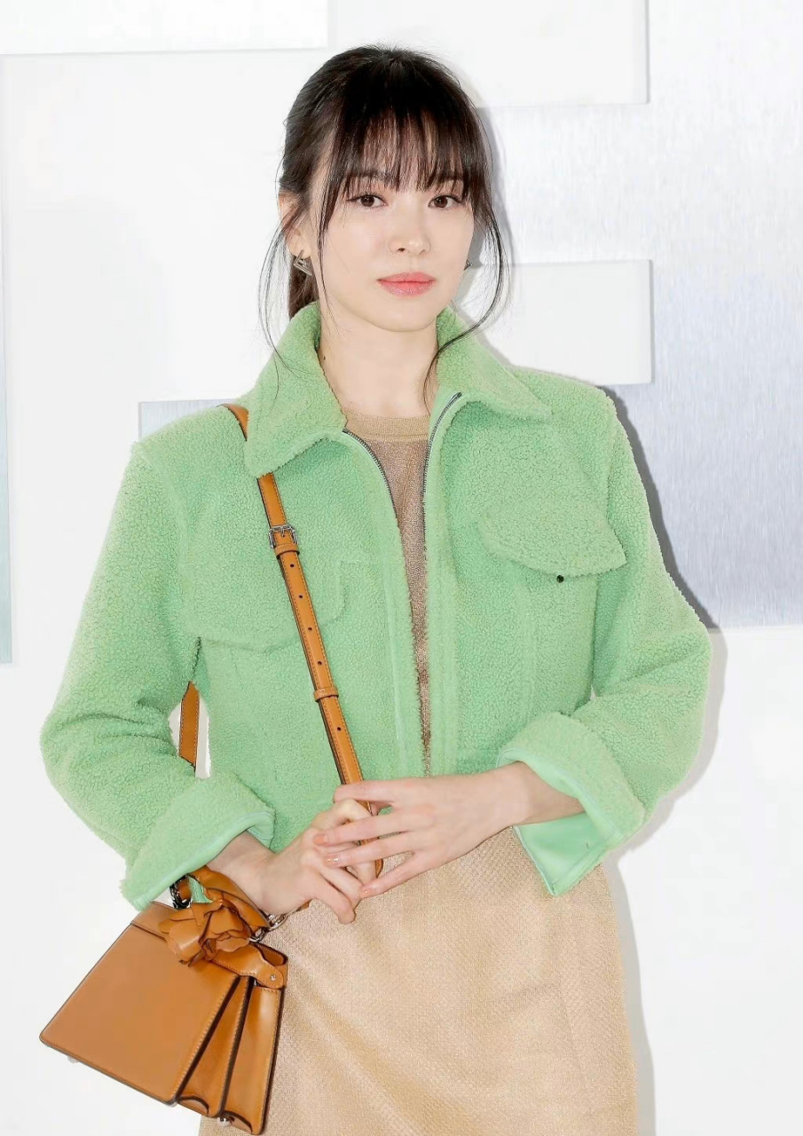 宋慧乔不老女神,清新的绿棕色系穿搭,高马尾造型,状态满分 6767