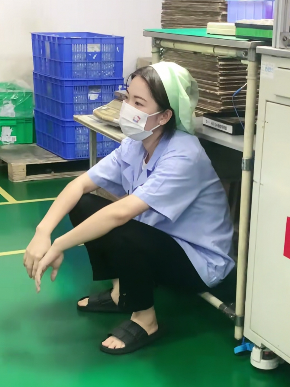 打工妹坐在角落里思考人生,为什么别人有男朋友养,而自己却在工厂打