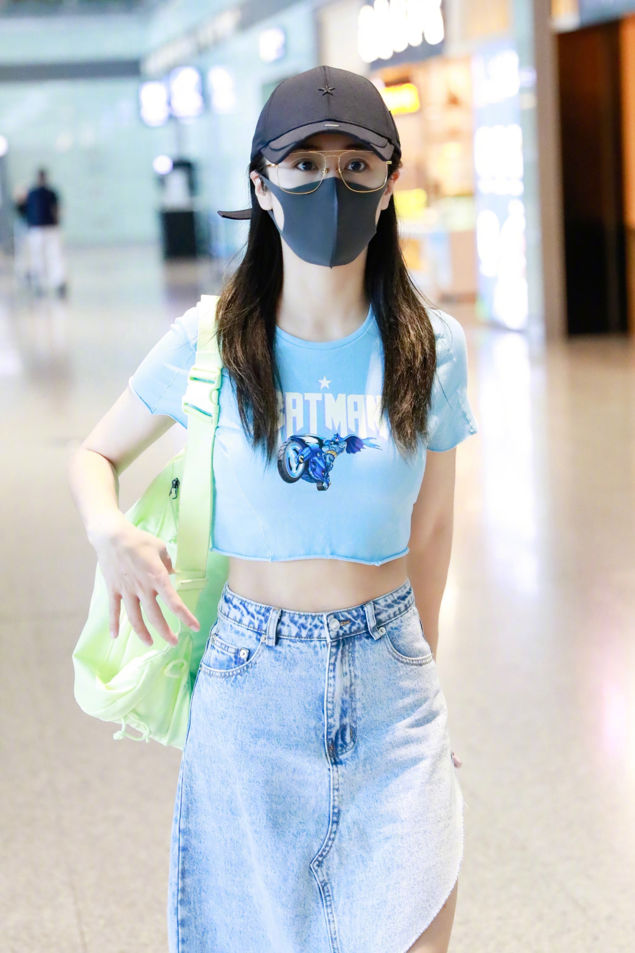 刘芸素颜现身长沙机场,印花短t搭配斜边牛仔裙,甜飒装扮亮眼吸睛