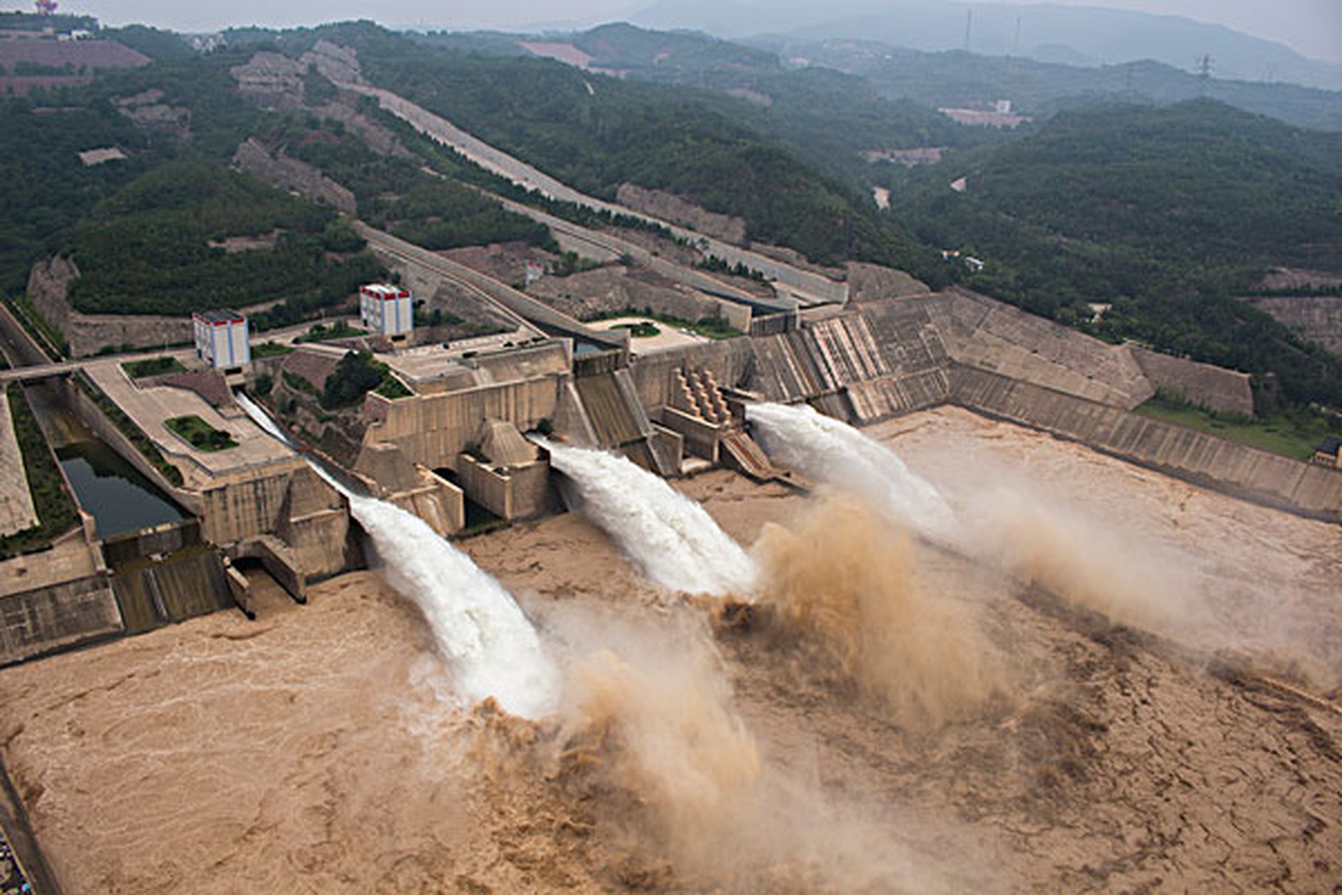黄河小浪底水电站是黄河中下游最后一座大型水电站,位于河南省济源市