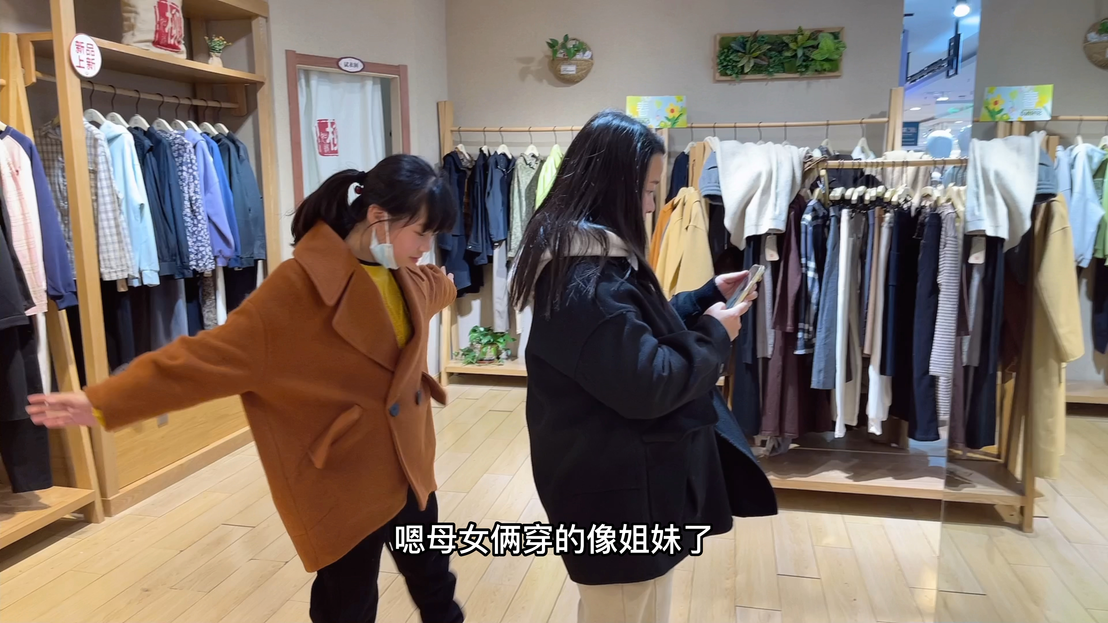 吃着烤鱼逛着街,买这衣服喝着饮料,爽得很