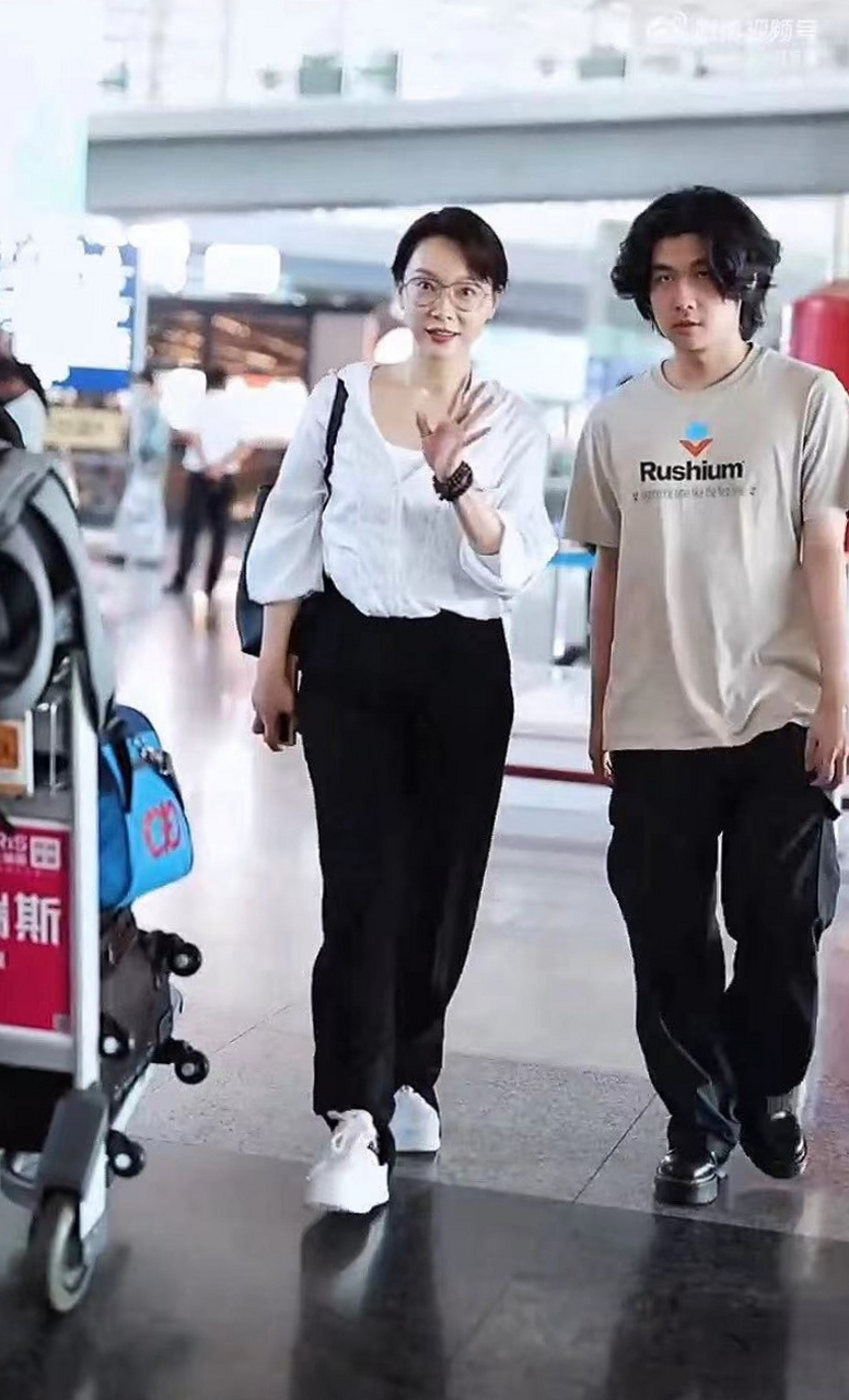 近日,陈数前往北京机场接暑假回国的继子大象,素颜的陈数打扮随性,普