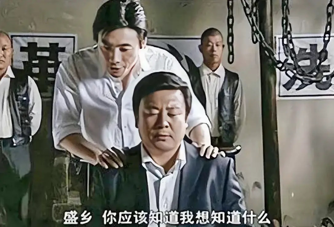 谁能想到《潜伏》中演盛乡的演员,竟在十几年前抢劫警察把他致残