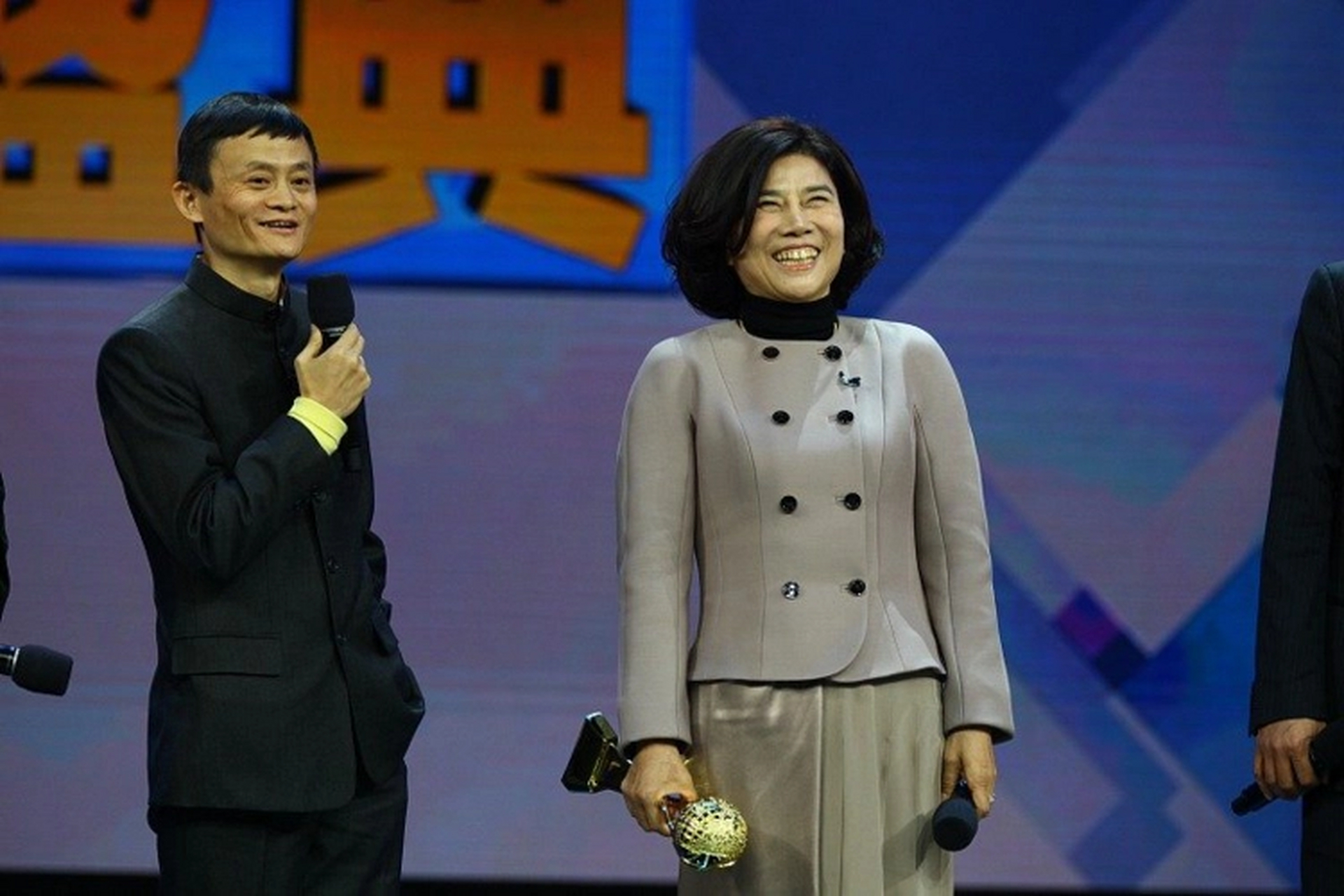 "在1次访谈节目中,马云突然向董明珠提问.