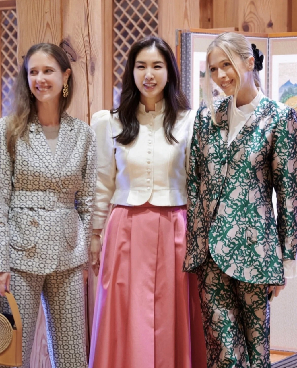 三星大公主李富真以及她的前嫂子林世玲捧场lv集团三公子的太太在韩