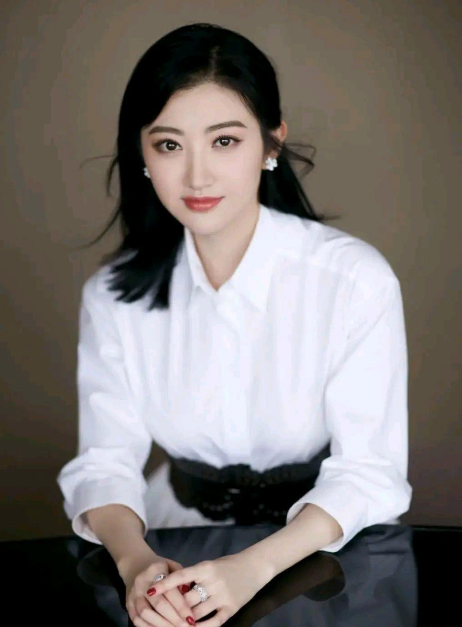 她的容貌端庄清秀,五官精致,皮肤白皙细腻,令人赏心悦目.