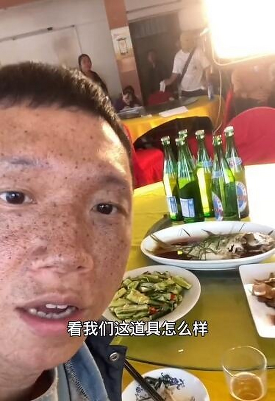 没有不敬的意思  这是麻子上长了个脸啊,还是化妆的时候,故意化成这样
