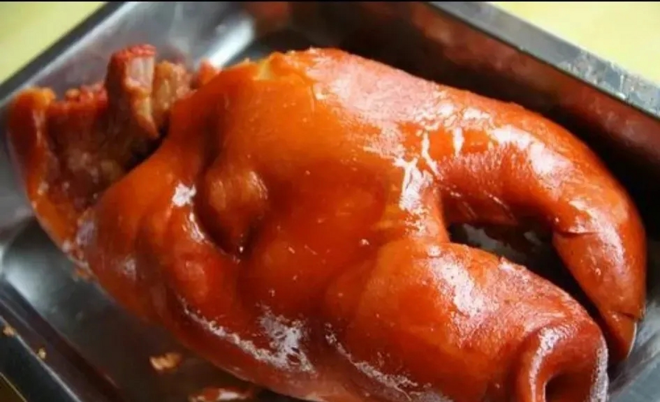 我去市场买菜,看到卤猪头肉挺漂亮的,就打算买一点,我家里人多,我就要