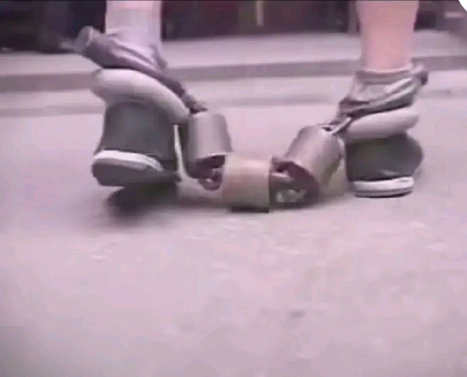 脚戴百斤脚镣  不是狠人就是棒槌  通常情况下,戴有此类脚铐的犯人都