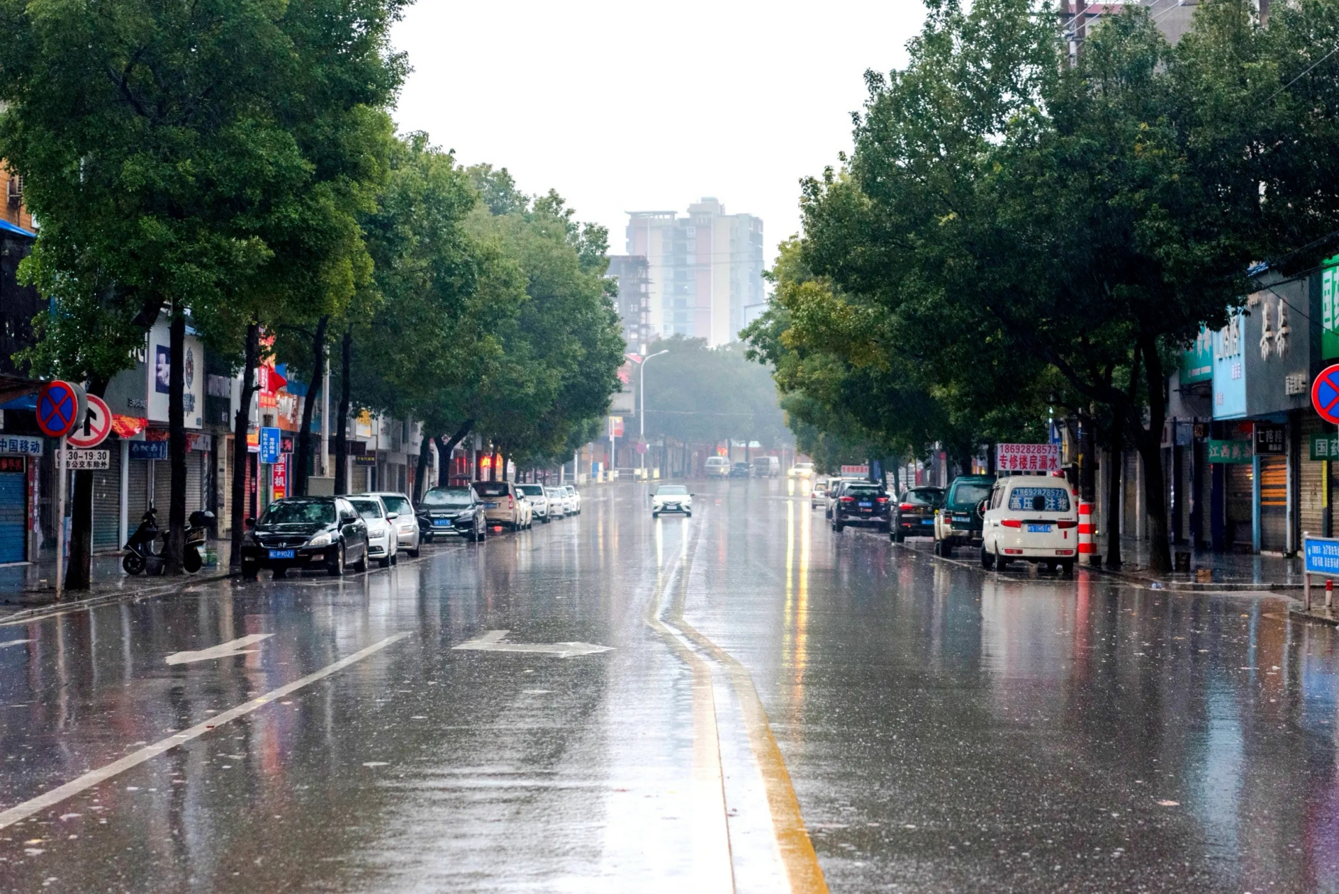 时隔好多天终于下了点毛毛雨,空气的味道都不一样了.
