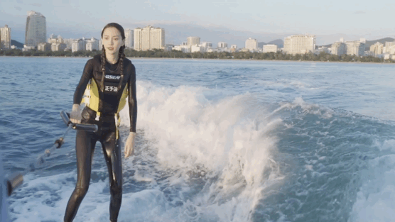 美少女杨颖(angelababy)最新冲浪动图来啦!太酷了吧!