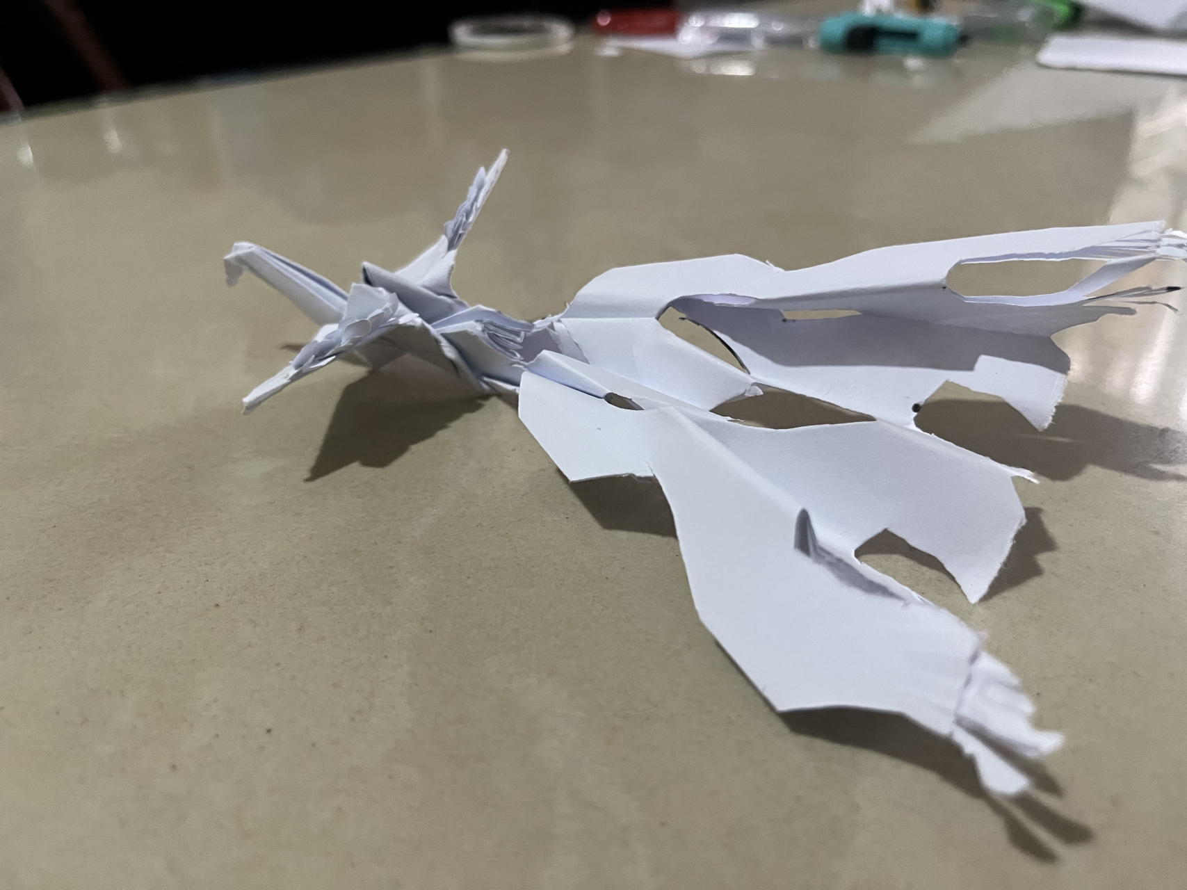 小儿子特别喜欢折纸做手工,今天折了一个凤凰,蛮漂亮,如果涂点颜色