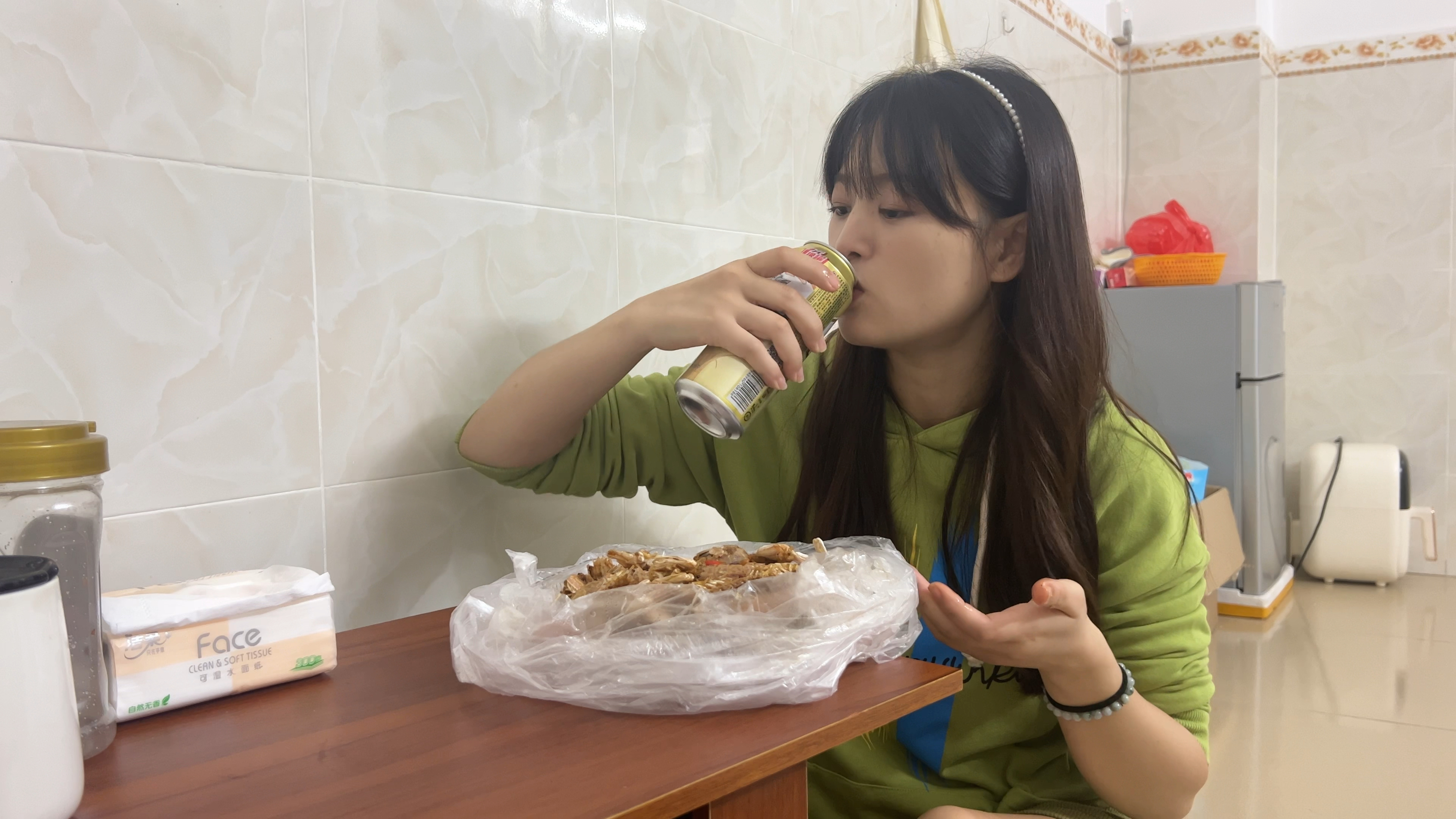 打工妹改善工地伙食,豪花47块钱买份皮皮虾配啤酒,一个人吃过瘾