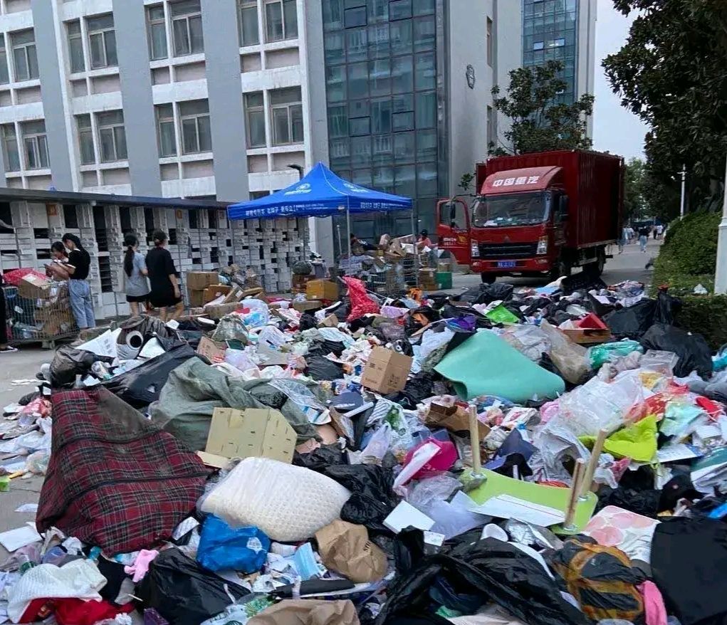 河南一高校成"垃圾堆"学校.学生吐槽:宿舍楼没水,楼道没灯