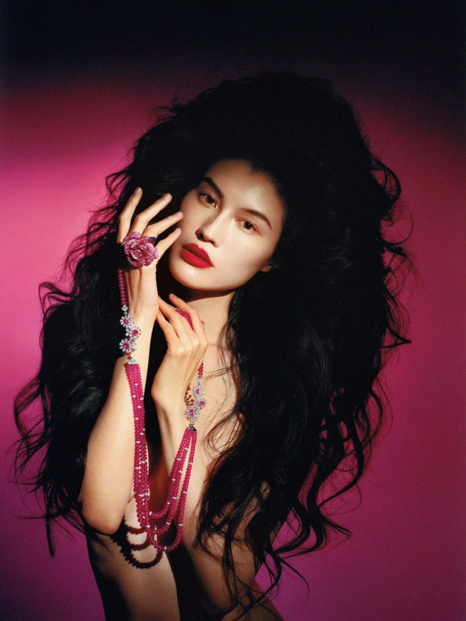 何穗# #维多利亚的秘密# 何穗将亮相回归维多利亚的秘密,还和摄影师