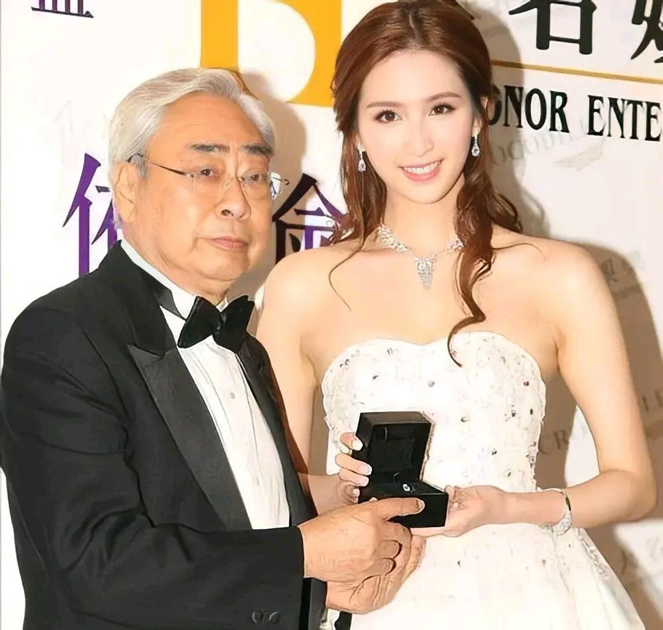 不料在林建名替何家还清了外债后,何傲儿迅速离开了他.