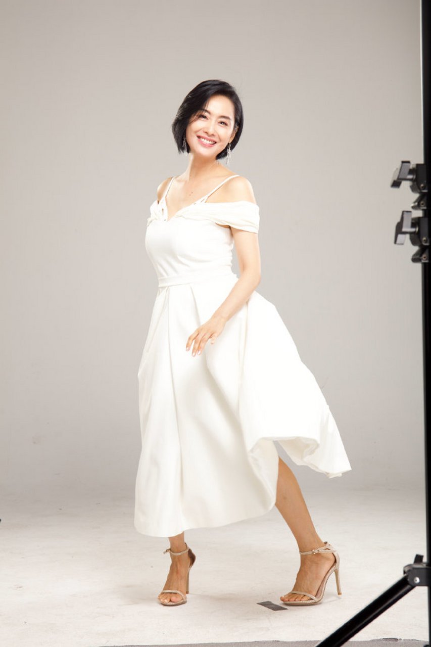 朱茵不愧是一代女神,身穿一袭白色长裙配高跟凉鞋,显得典雅大方又成熟