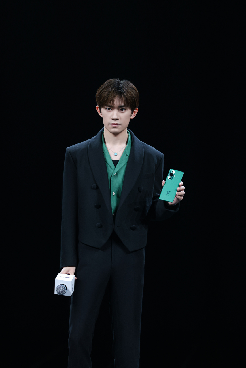 易烊千玺今天到华为nova11现场的高清大图来了哦,四字弟弟的粉丝朋友