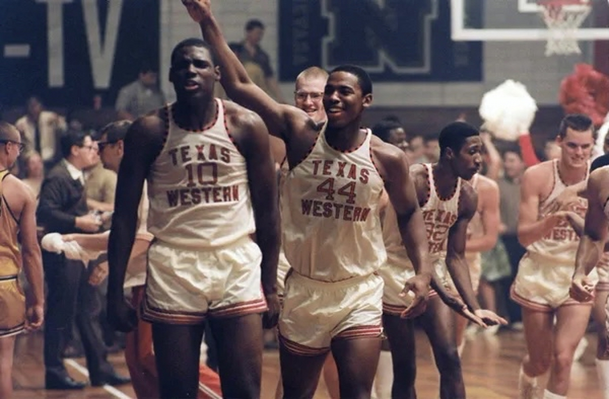 【电影】光荣之路 不是单纯的励志,而是真实的历史,一场球赛对抗的